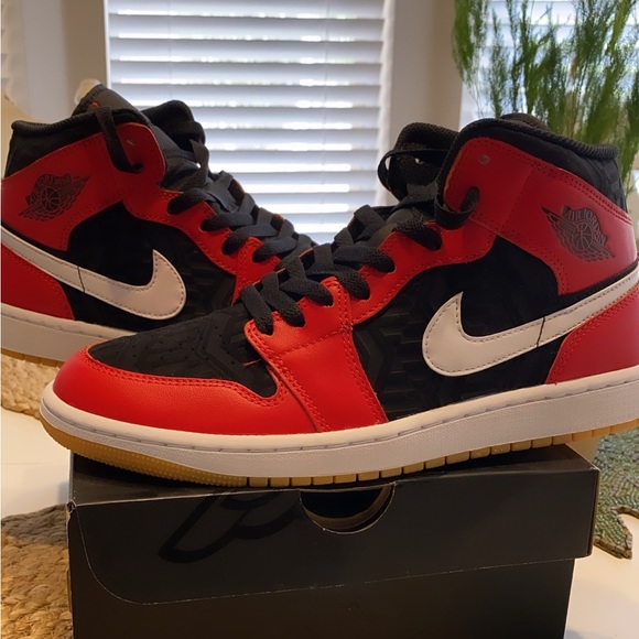 Nike Air Jordan 1 Mid SE Tennis Shoe NIB - Picture 2 of 12